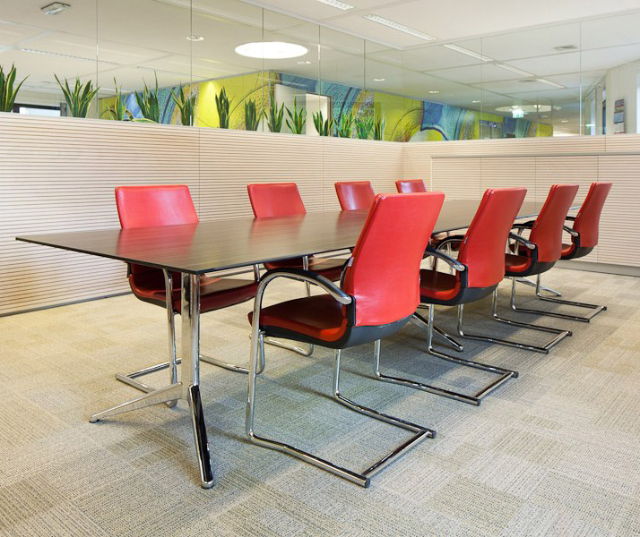  大型的会议室会议桌要用到橡木的材质为最佳1